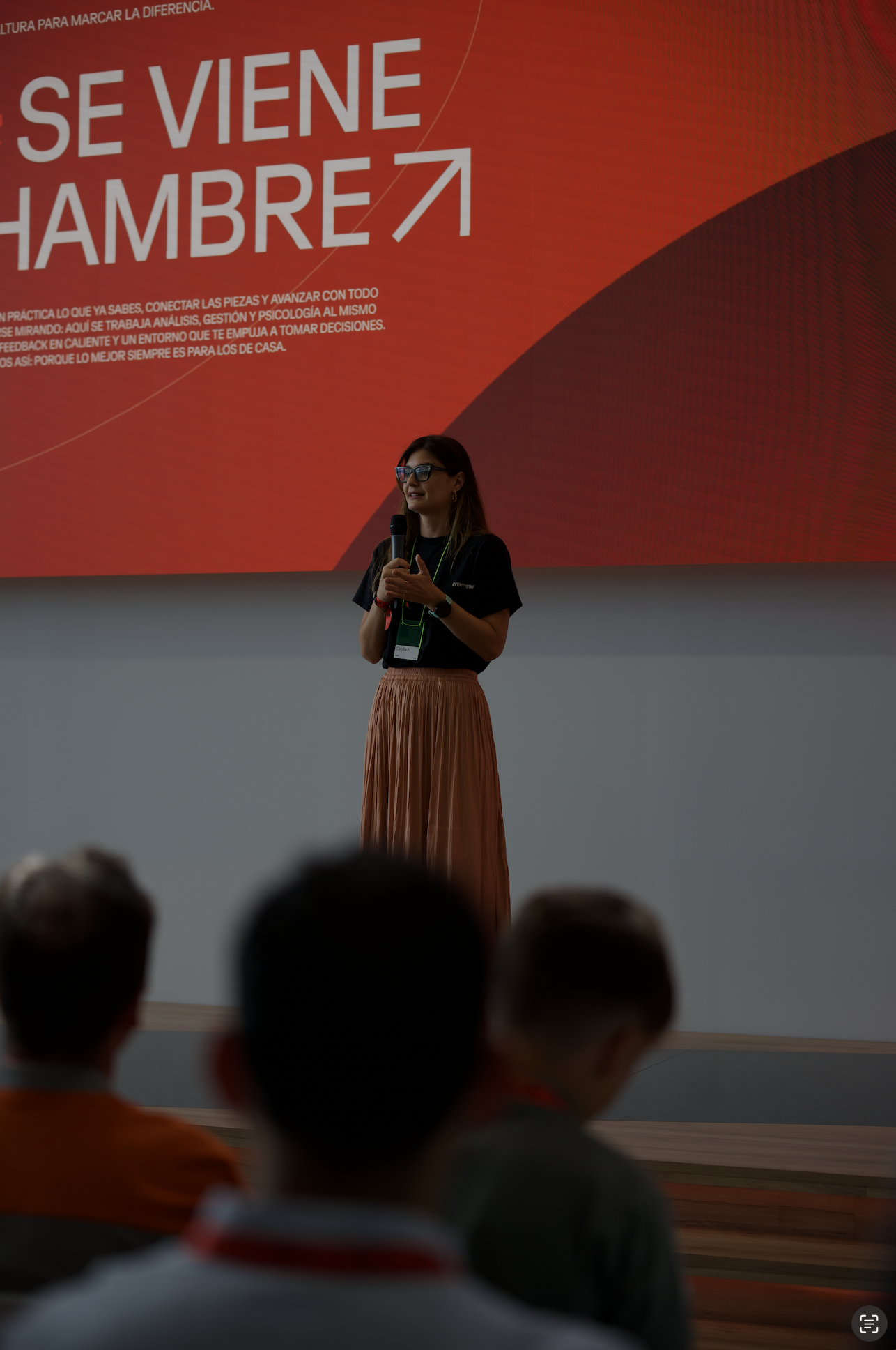 Logo design for the brand Redo on green gradient background